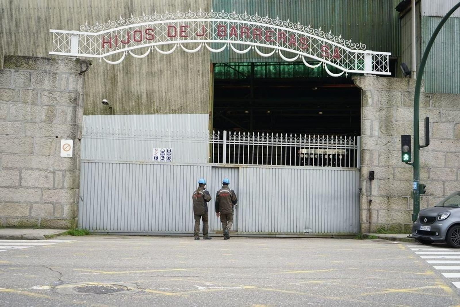 Dos trabajadores del astillero en Beiramar, a la espera de retomar los trabajos.