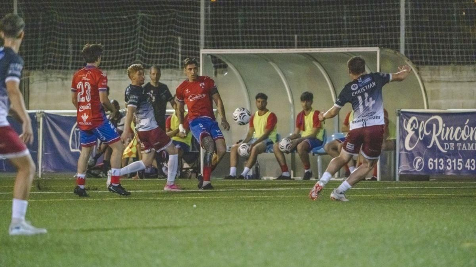 Jorge Aires, autor del gol del Verín, despeja un balón.