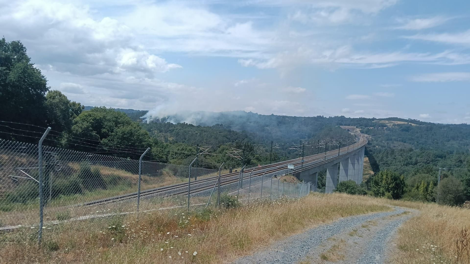Galería | Un incendio en Maside afecta la circulación por tren entre Ourense y Santiago