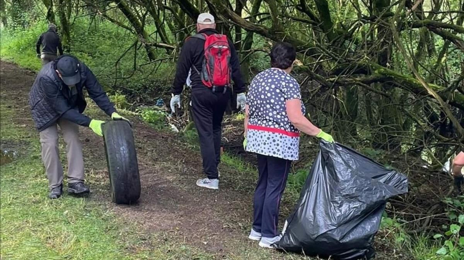 Vecinos colaborando en la limpieza del entorno.