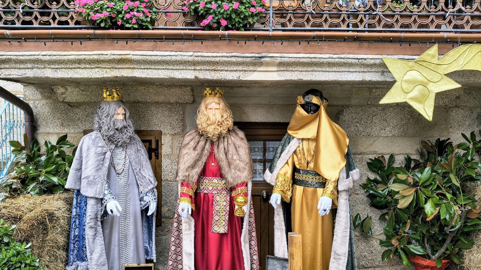 Los Reyes Magos del belén de Combarro miden 1,90 metros y están debajo del balcón de una vivienda del Centro Histórico.