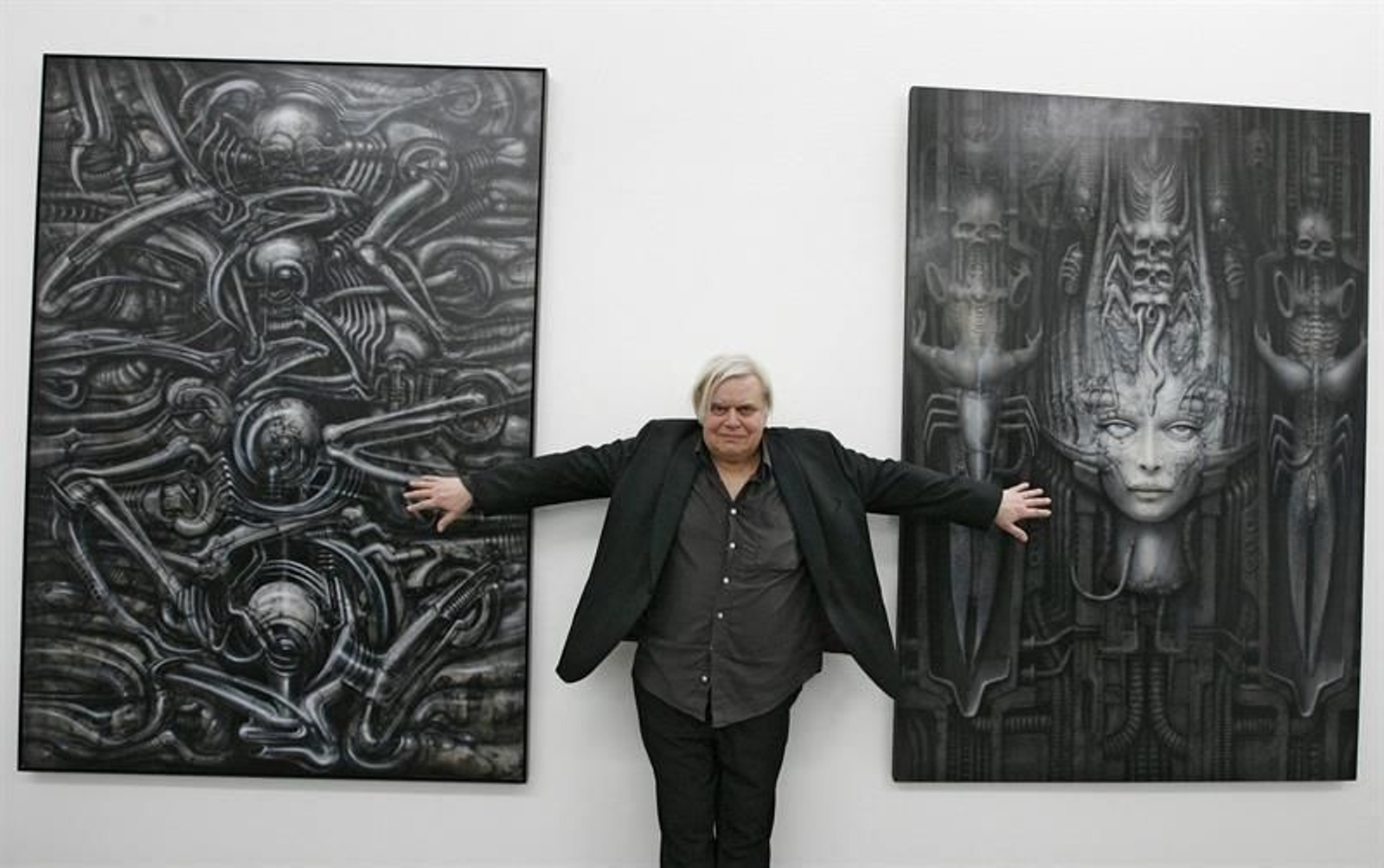 Fotografía de archivo fechada el 26 de junio de 2007 que muestra al artista suizo H. R. Giger posando junto a dos de sus obras, en Suiza