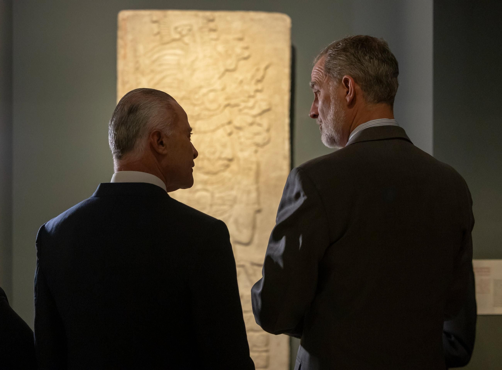 El rey Felipe VI conversa con el embajador de México en España, Quirino Ordaz.