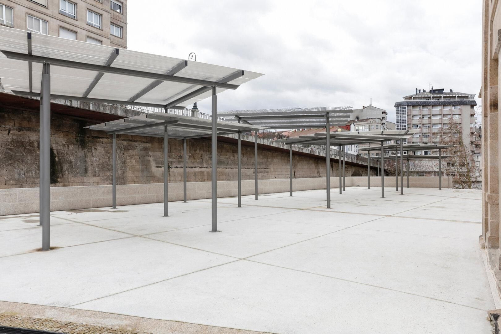 Exteriores pertenecientes a la Plaza de Abastos.