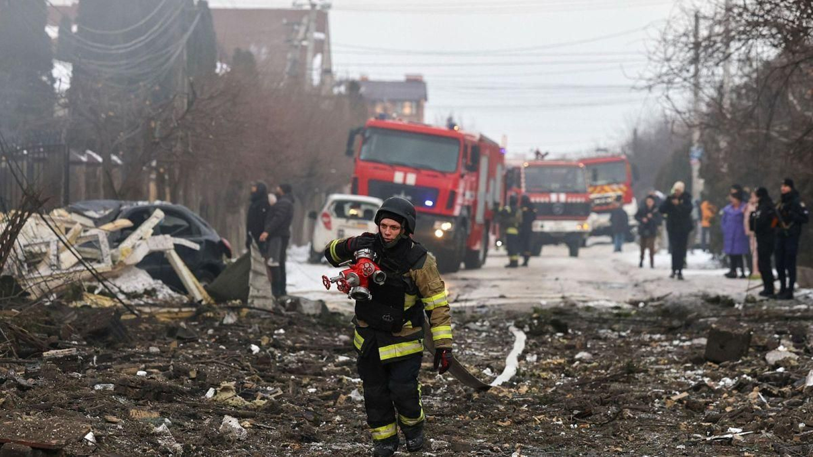 Un bombero trabaja tras el bombardeo en una zona residencial de Kiev.