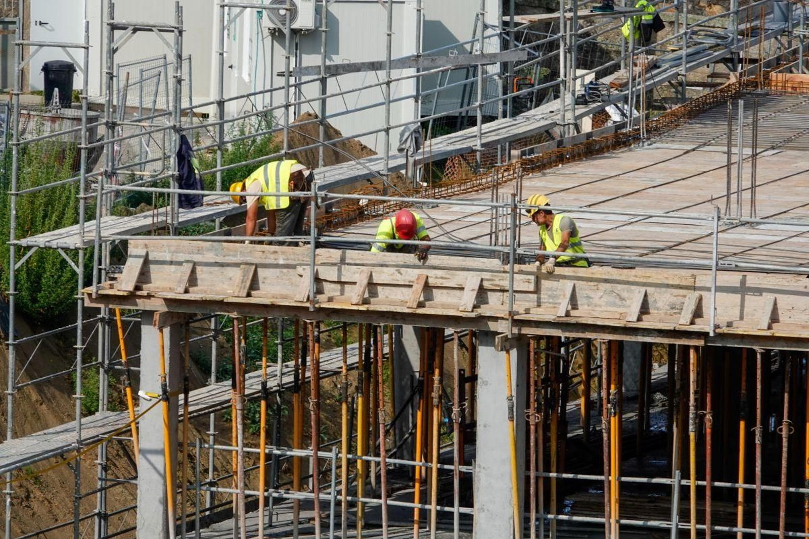Trabajadores de la construcción realizando una obra integral en un edificio