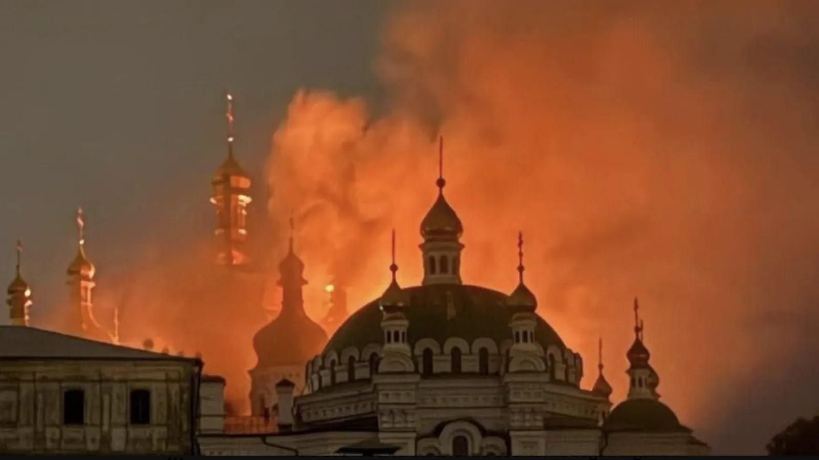 Captura de pantalla del incendio sobre la catedral de la Dormición, en Kiev