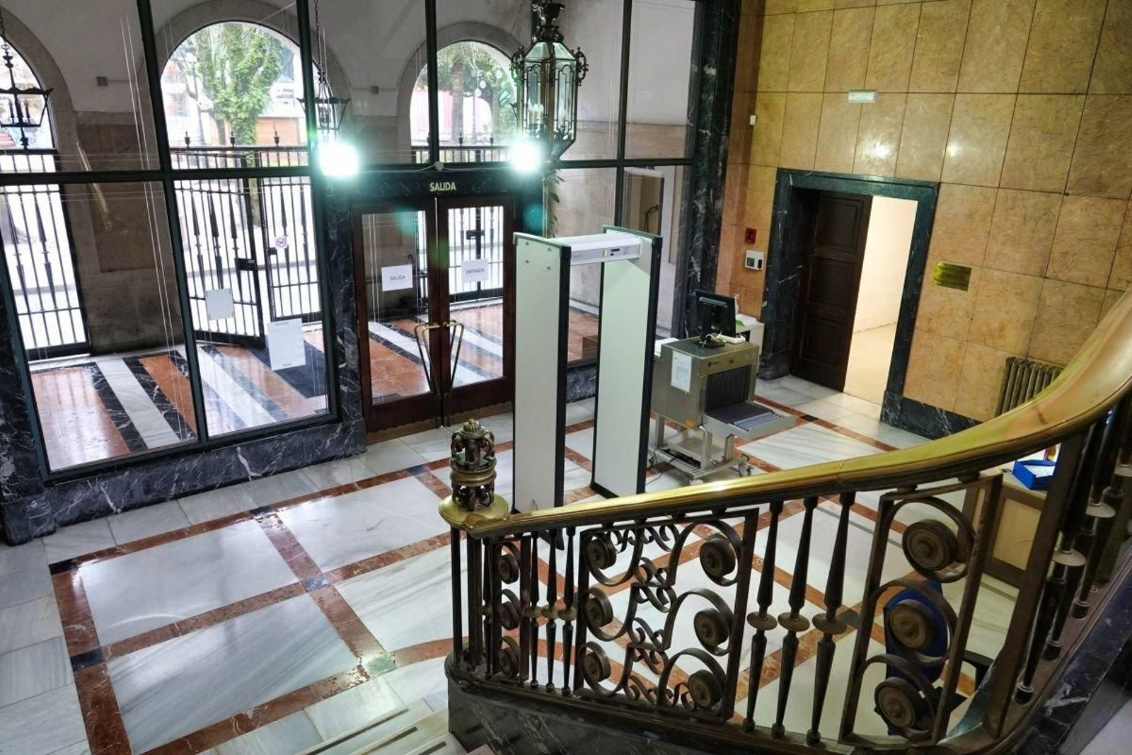 El imponente hall de entrada a la Aduana, con las paredes y el suelo con marmol y un control de acceso permanente.