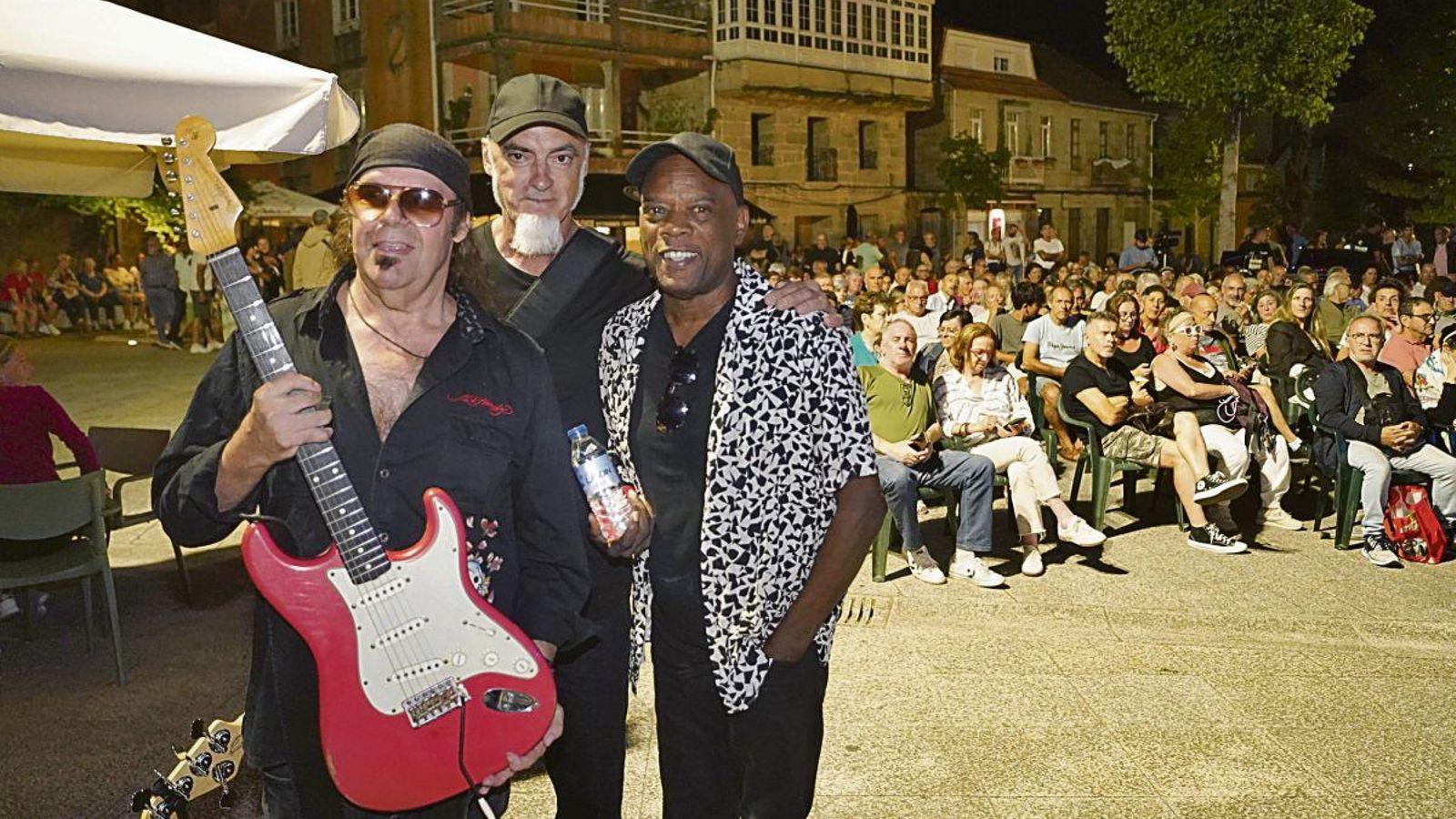 Javier Vargas posa con su banda segundos antes de comenzar.