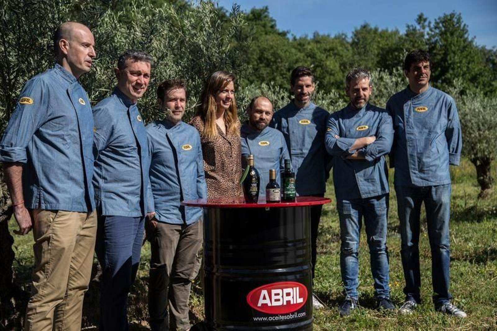 Luis Romaní, David Rodríguez, Pedro Pérez, Elena Pérez Canal, Marco Varela, Gabriel Conde, Miguel González y Martín Sousa, en las instalaciones de la empresa Aceites Abril en el Polígono de San Cibrao.