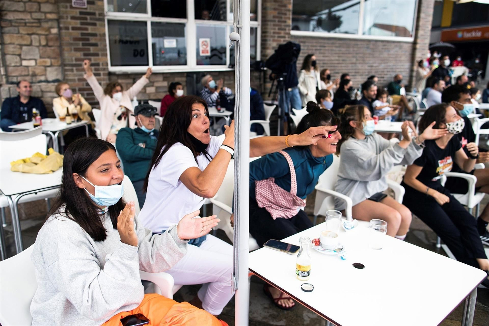 Emoción en Ribeira por la medalla de Ana Peleteiro. // EFE
