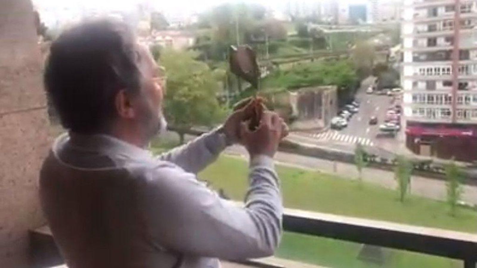 Una secuencia del corto grabado por Morris en su casa, con el premio Feroz.