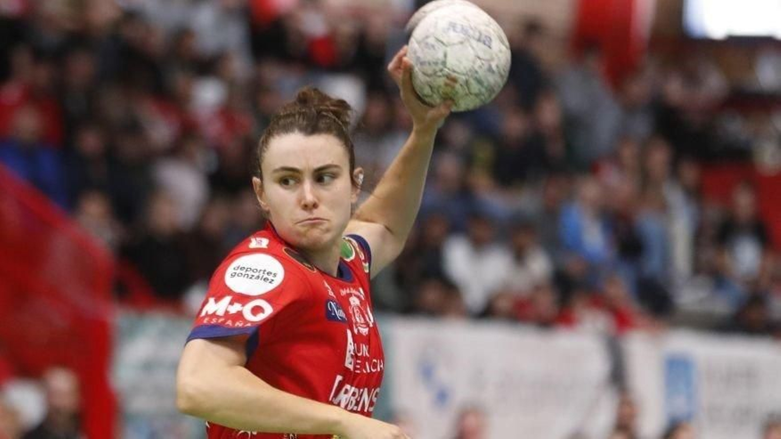 Paulina Buforn arma el brazo en el partido de ida contra el Elche.