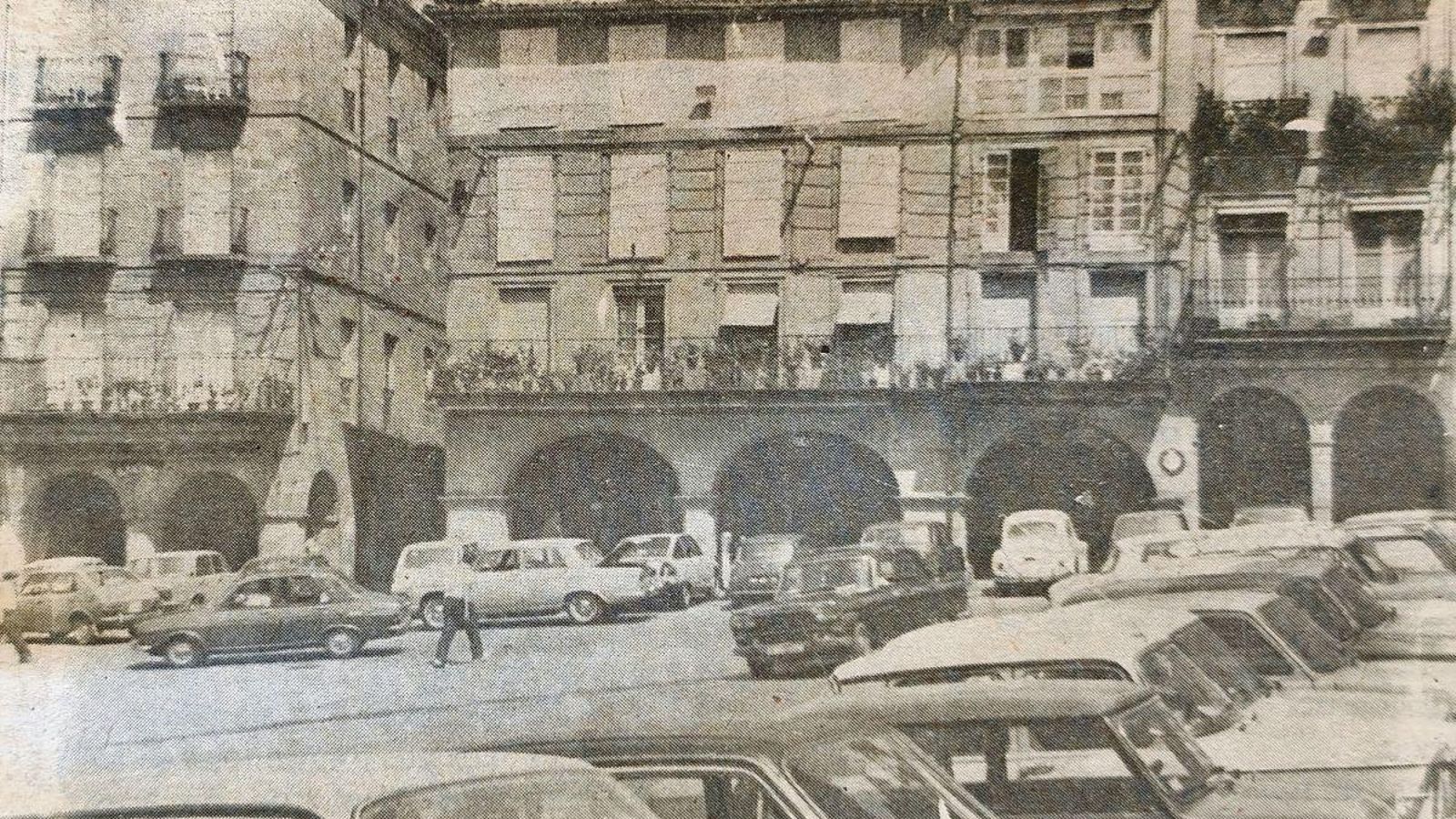 La Plaza Mayor de Orense abarrotada de coches.
