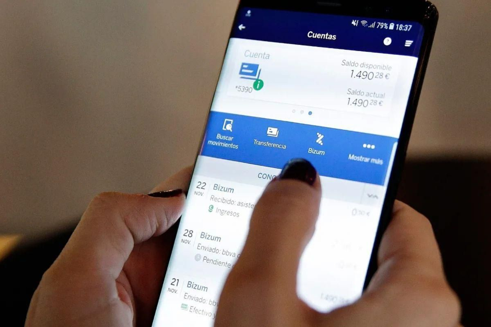 Una persona realiza un pago con su teléfono utilizando Bizum.