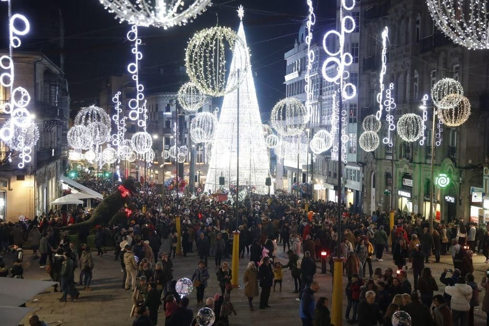Los turistas invaden Vigo en el Puente300