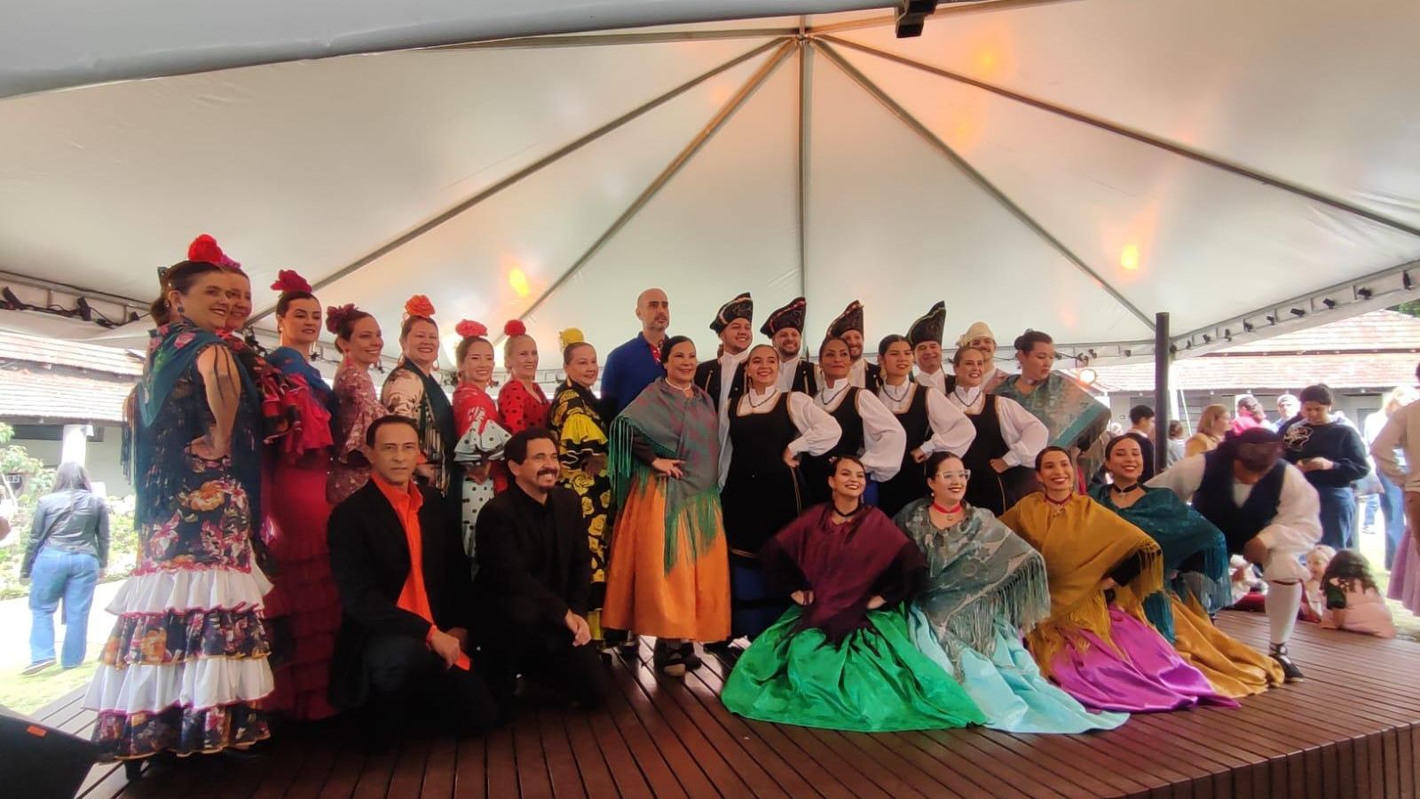 El Grupo Folclórico con el director