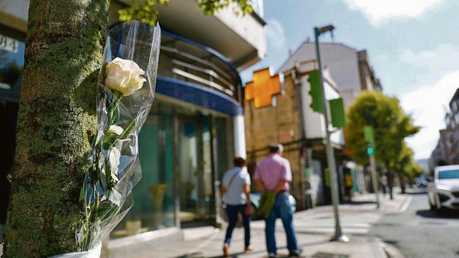 Flores en el lugar donde fallecía atropellado en agosto el sindicalista Urbano Medraño.