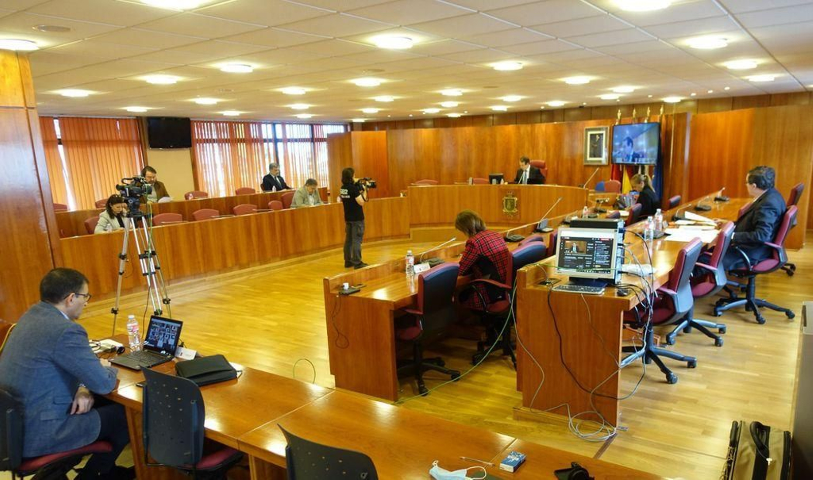 El pleno se celebró sin público, aunque retransmitido en directo por streaming, y solo presentes alcalde, portavoces y tenientes de alcalde.