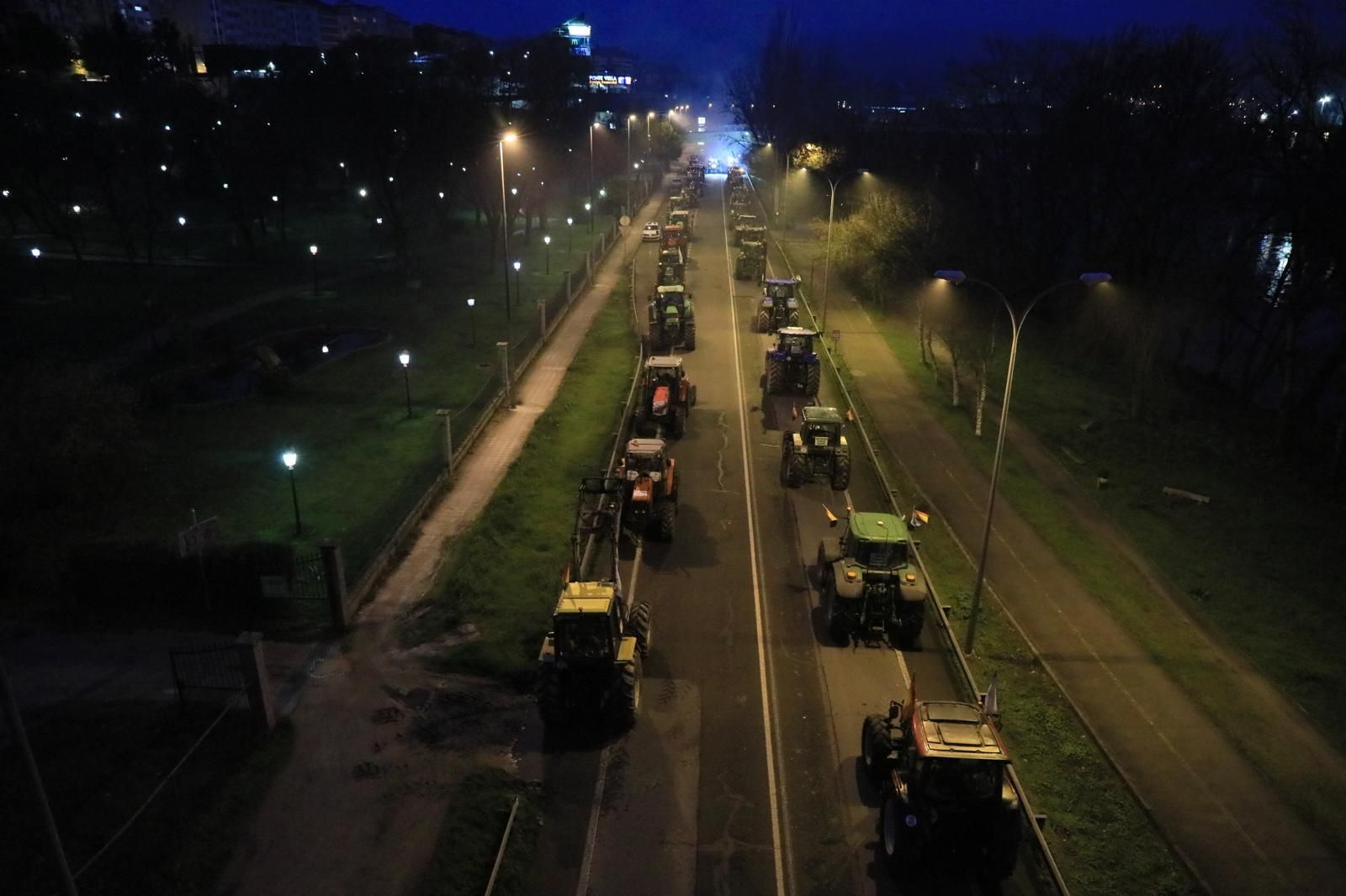 Galería | Largas hileras de tractores bloquean la N-120 en Ourense, en el cuarto fin de semana de protestas