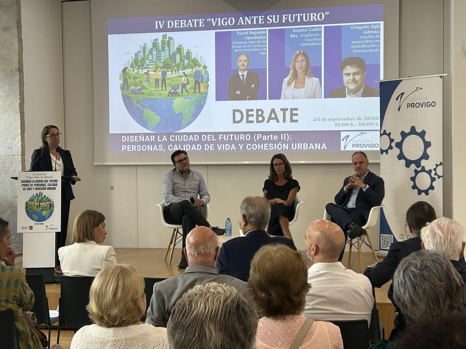Gregorio Agís, Susana Castro Rey y David Regades durante el debate en la jornada de la Fundación Provigo.