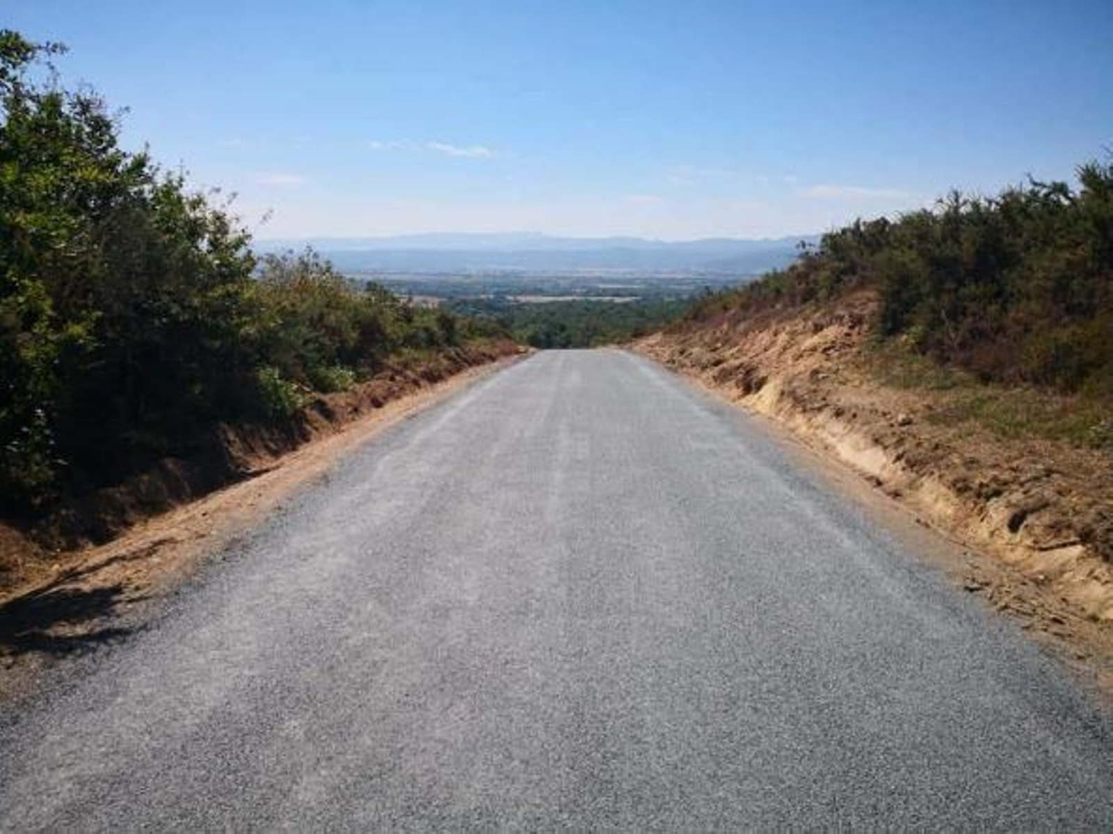 Limpáronse as cunetas e asfaltouse a estrada que comunica ambos termos.