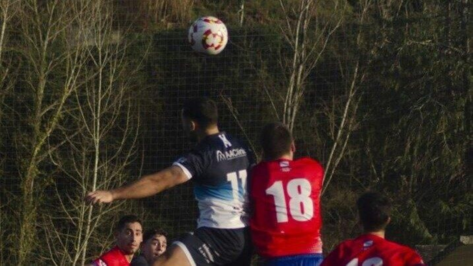 El pontino Veloso disputa un balón aéreo con Álex Figueroa, del Choco (Lucía Otero).
