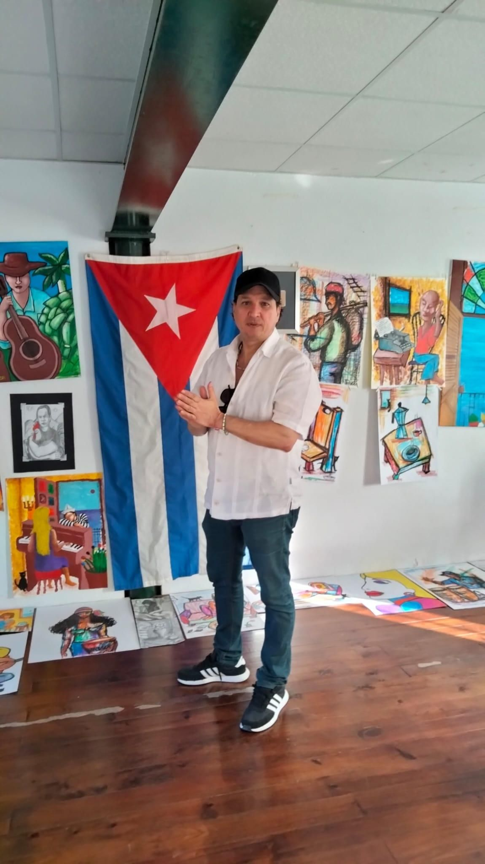 El autor en otra de sus exposiciones