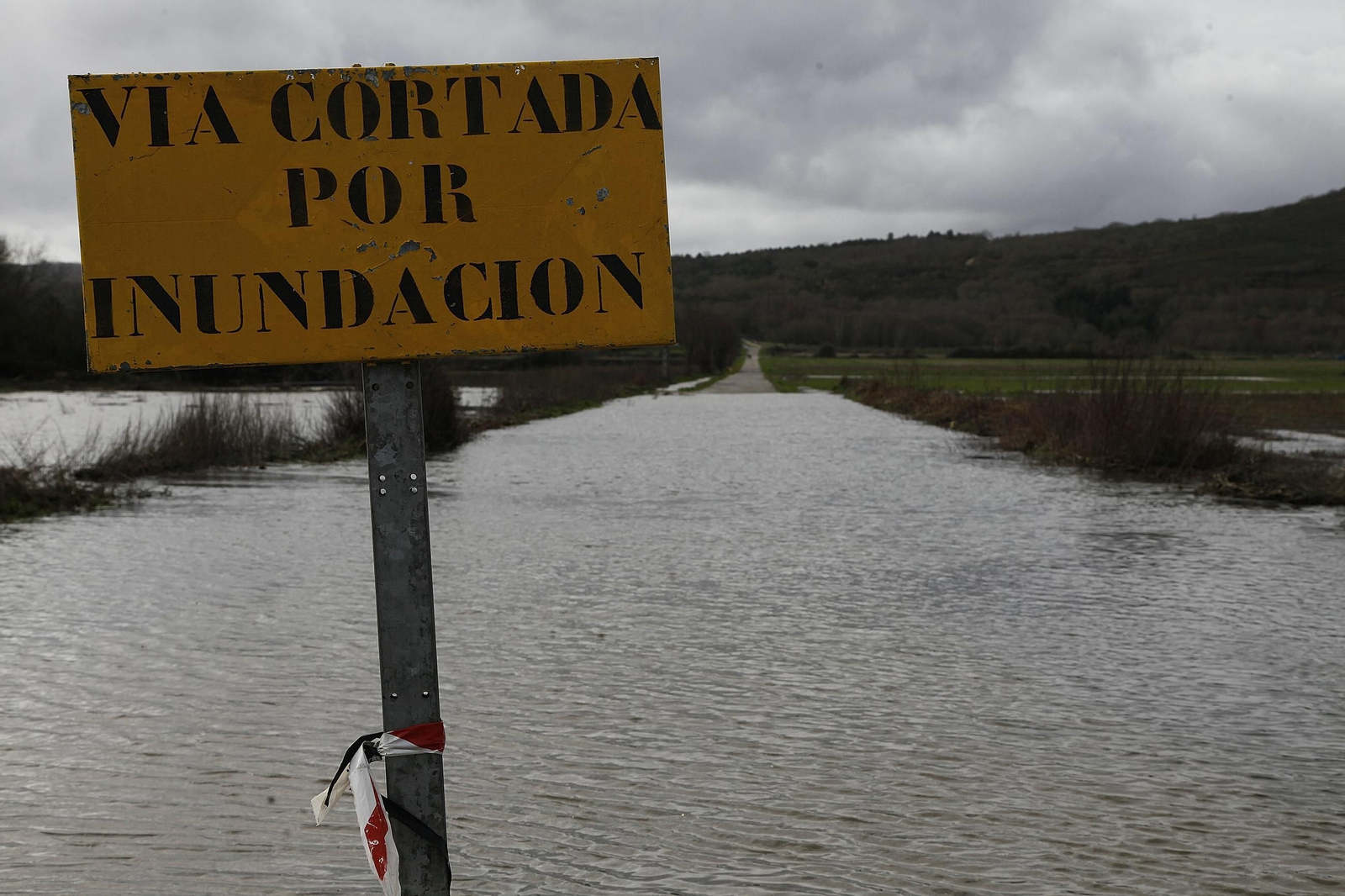 Carretera cortada por inundaciones en Faramontaos, Xinzo de Limia.