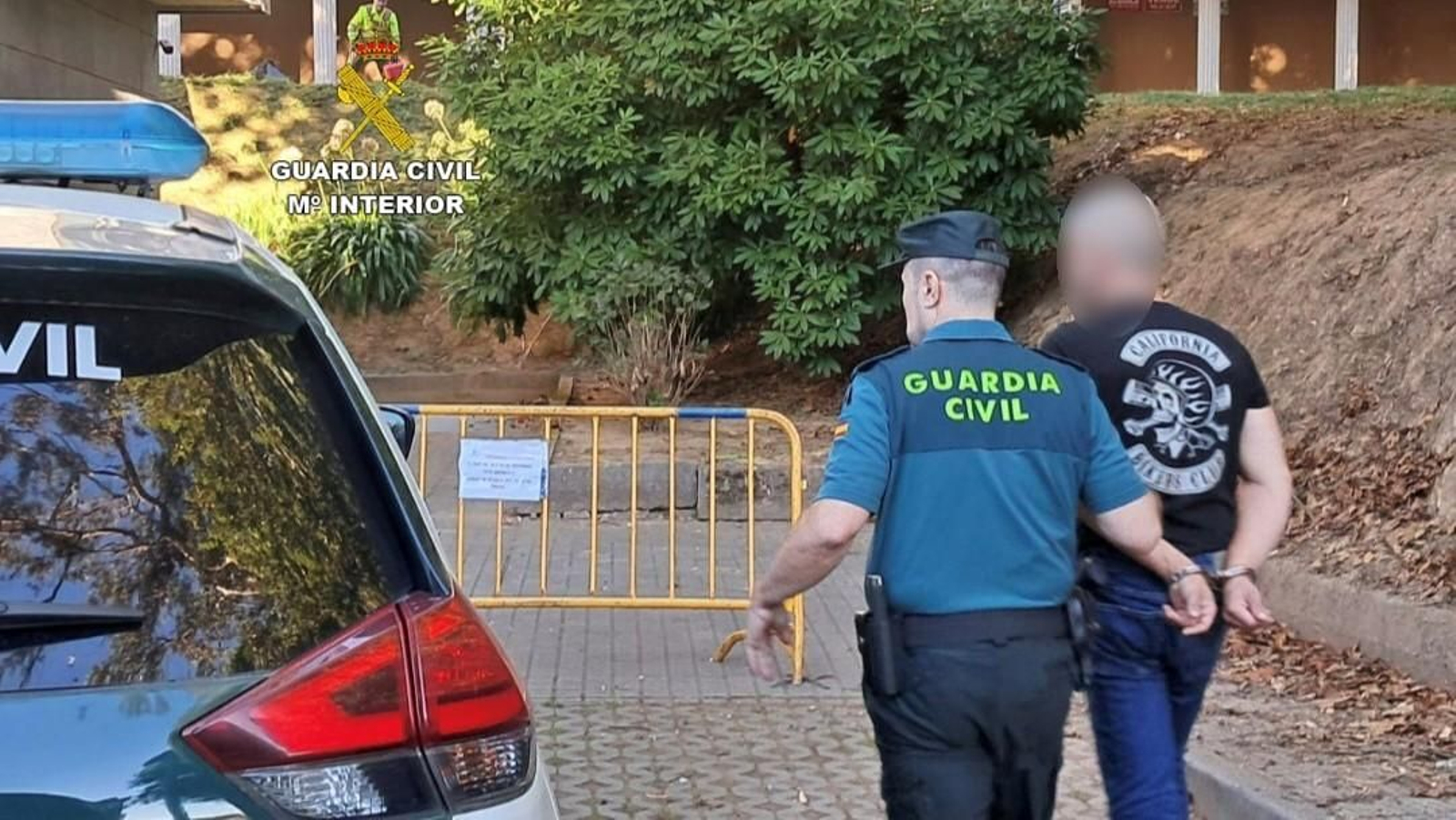 El hombre tras ser arrestado por la Guardia Civil de Moaña.