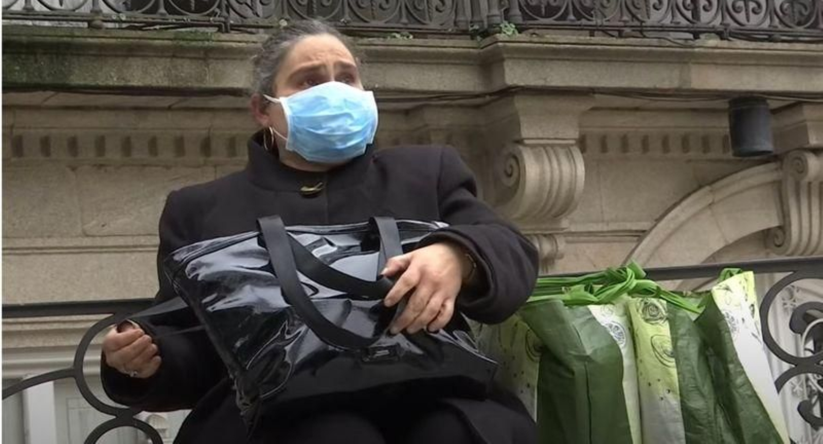 Carmen Babarro, junto a algunas de sus pertenencias.