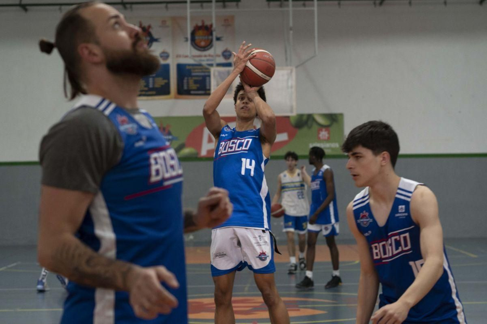 Ladson lanza a canasta durante un entrenamiento del equipo ourensano.