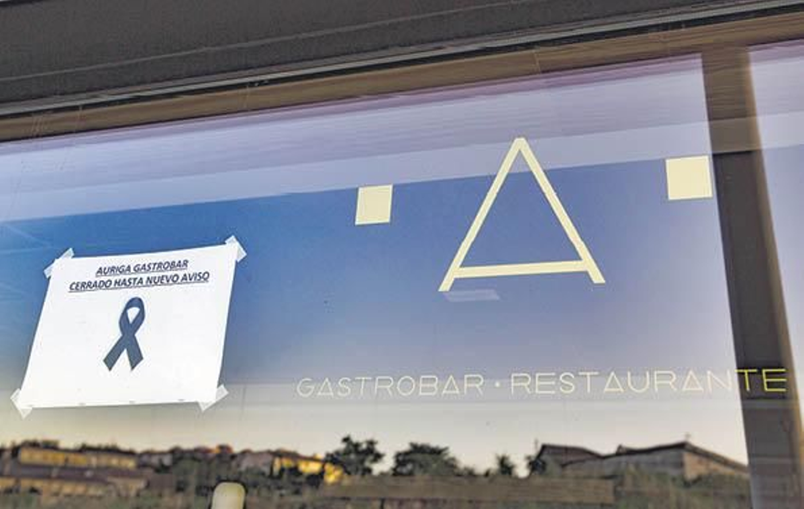 Lazo negro en el restaurante donde trabajaba Yoandro. (FOTO: XESÚS FARIÑAS)