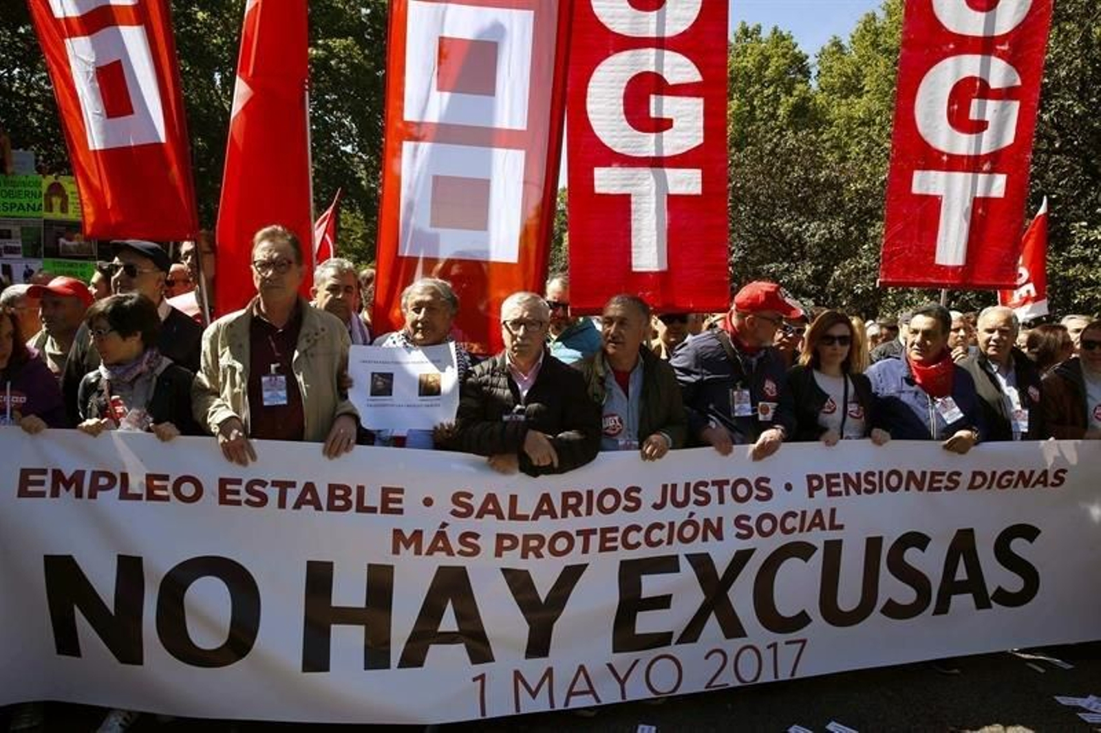 La manifestación del Primero de Mayo ha arrancado en Madrid pasado el medio día con los líderes de CCOO y UGT, Ignacio Fernandez Toxo (4i) y Pepe Álvarez (5d), respectivamente, a la cabeza.