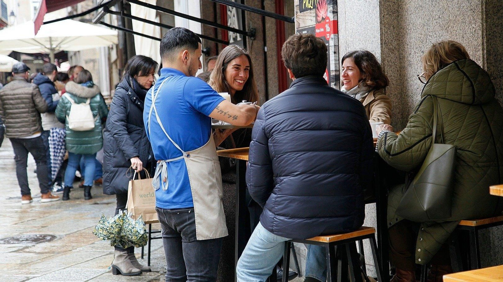 Un camarero en uno de los locales de hostelería de la ciudad de Ourense.