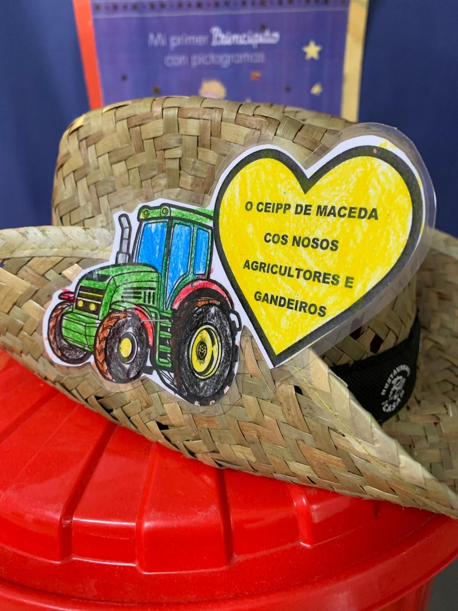 Tradicional gorro de paja en apoyo a ganaderos y agricultores del CEIP de Maceda