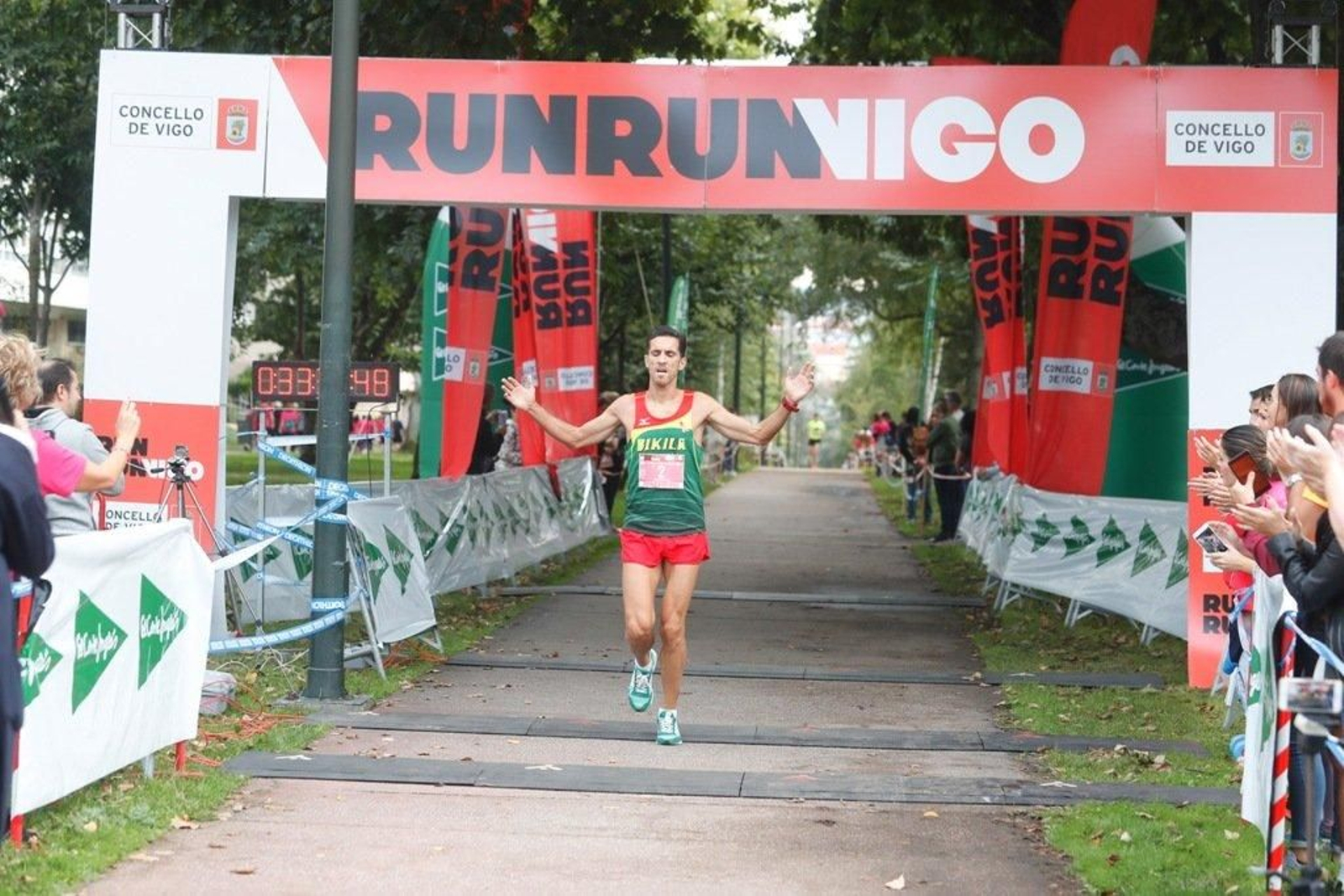 El color rosa abarrotó la Avenida de Castelao - JV Landín 200