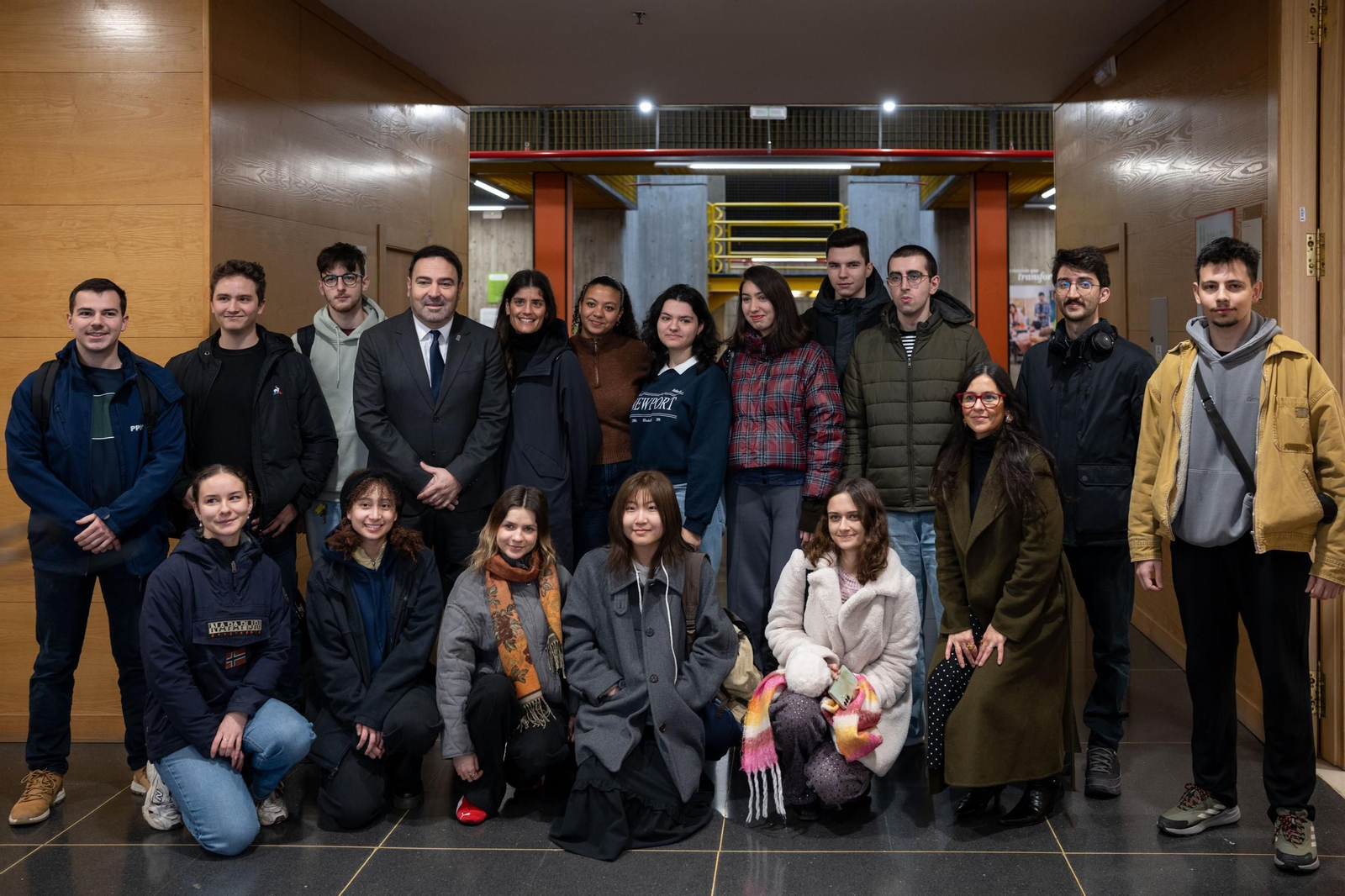Parte del alumnado de intercambio, junto a representantes de la institución académica.