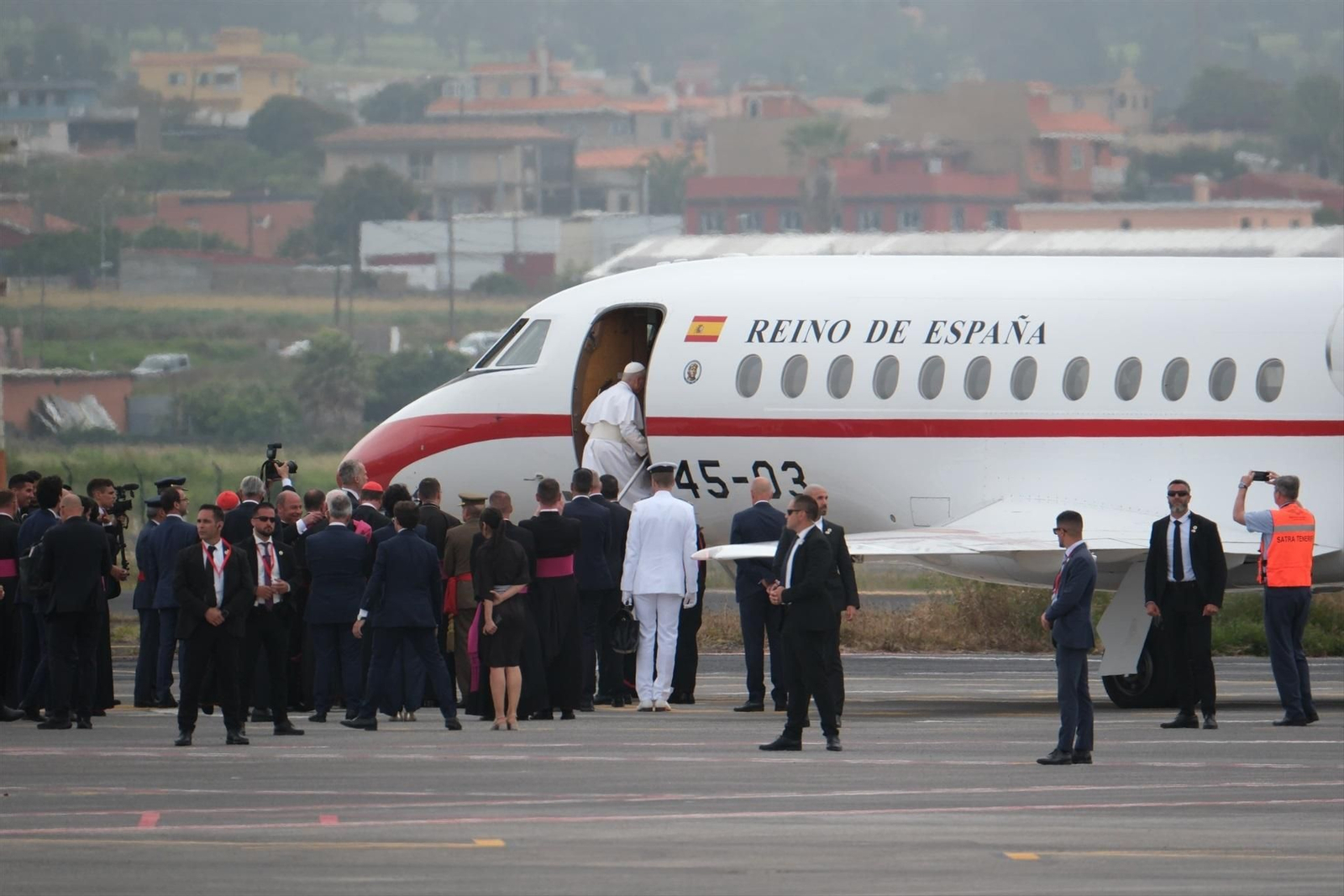 El papa León XIV sube al avión 'Falcon' prestado por Casa Real.