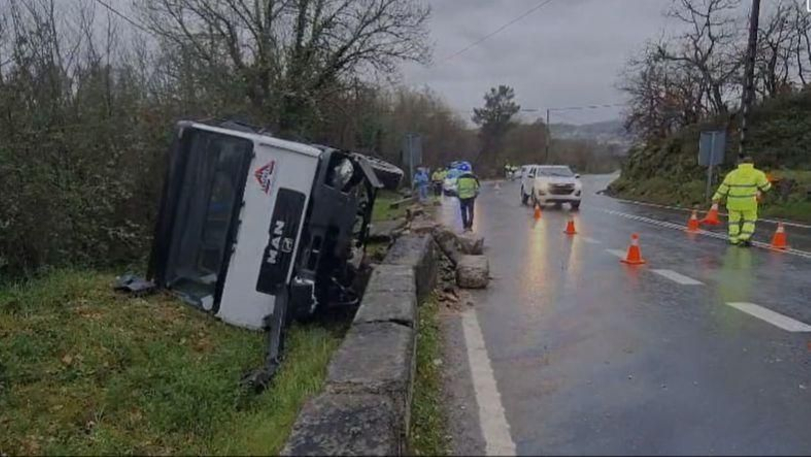 Así quedó el camión después de volcar