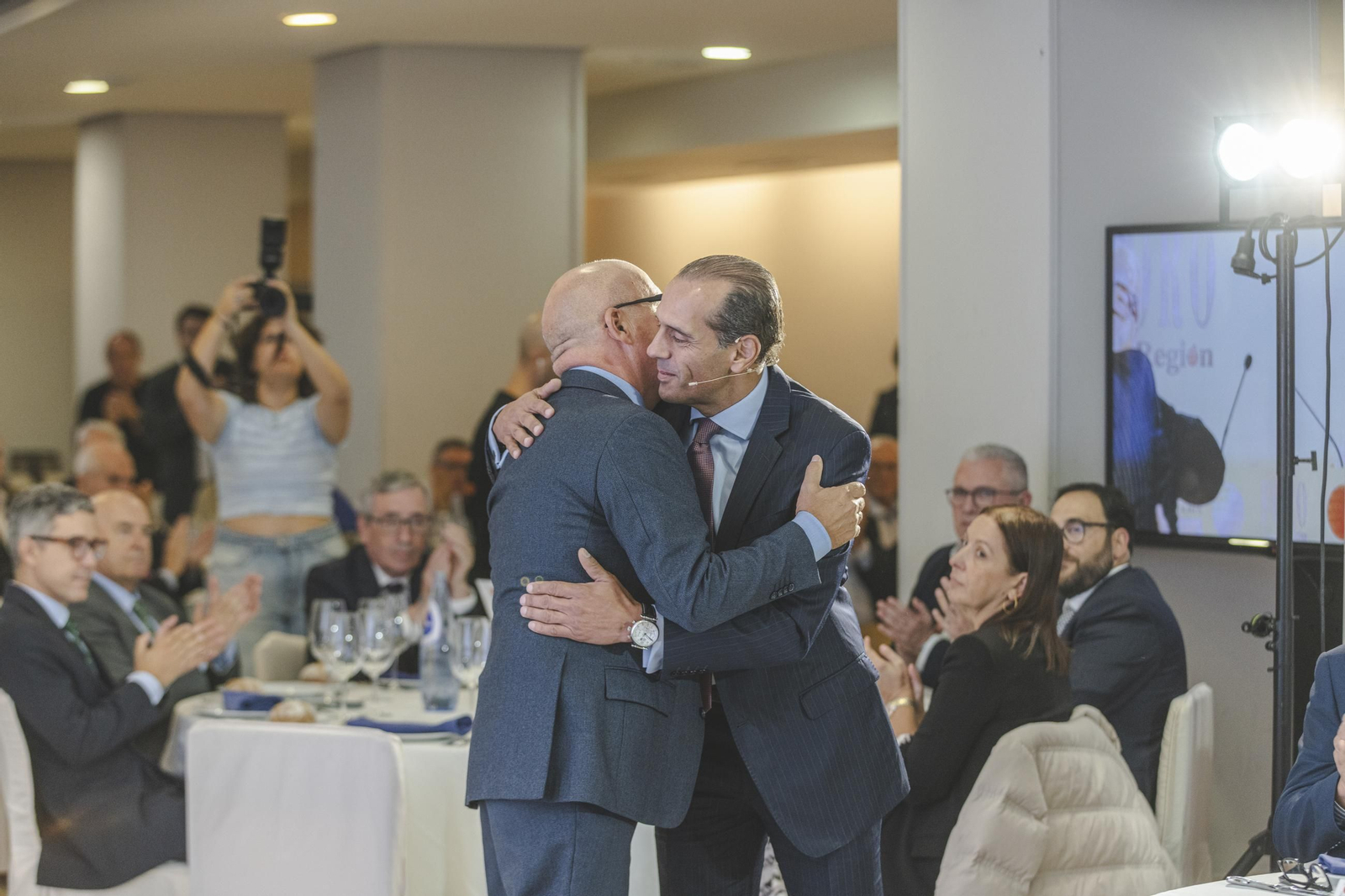 Juan Verde saluda a Manuel Baltar tras escuchar su presentación.