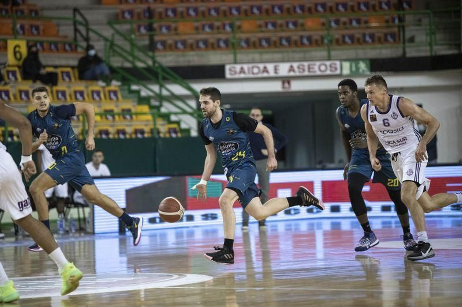 Partido de LEB Oro en el Pazo Paco Paz entre el COB y el Valladolid // FOTO: ÓSCAR PINAL