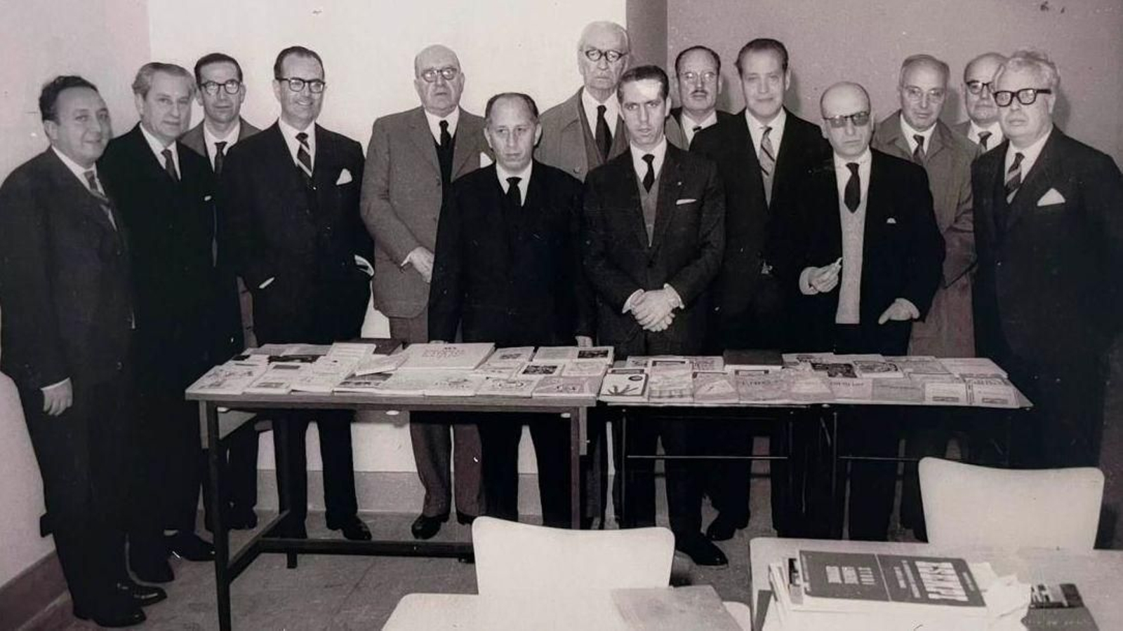 Reunión do consello da editorial Galaxia presidido por Otero.