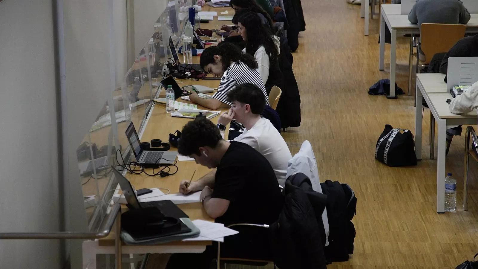 Alumnos preparando sus exámenes.