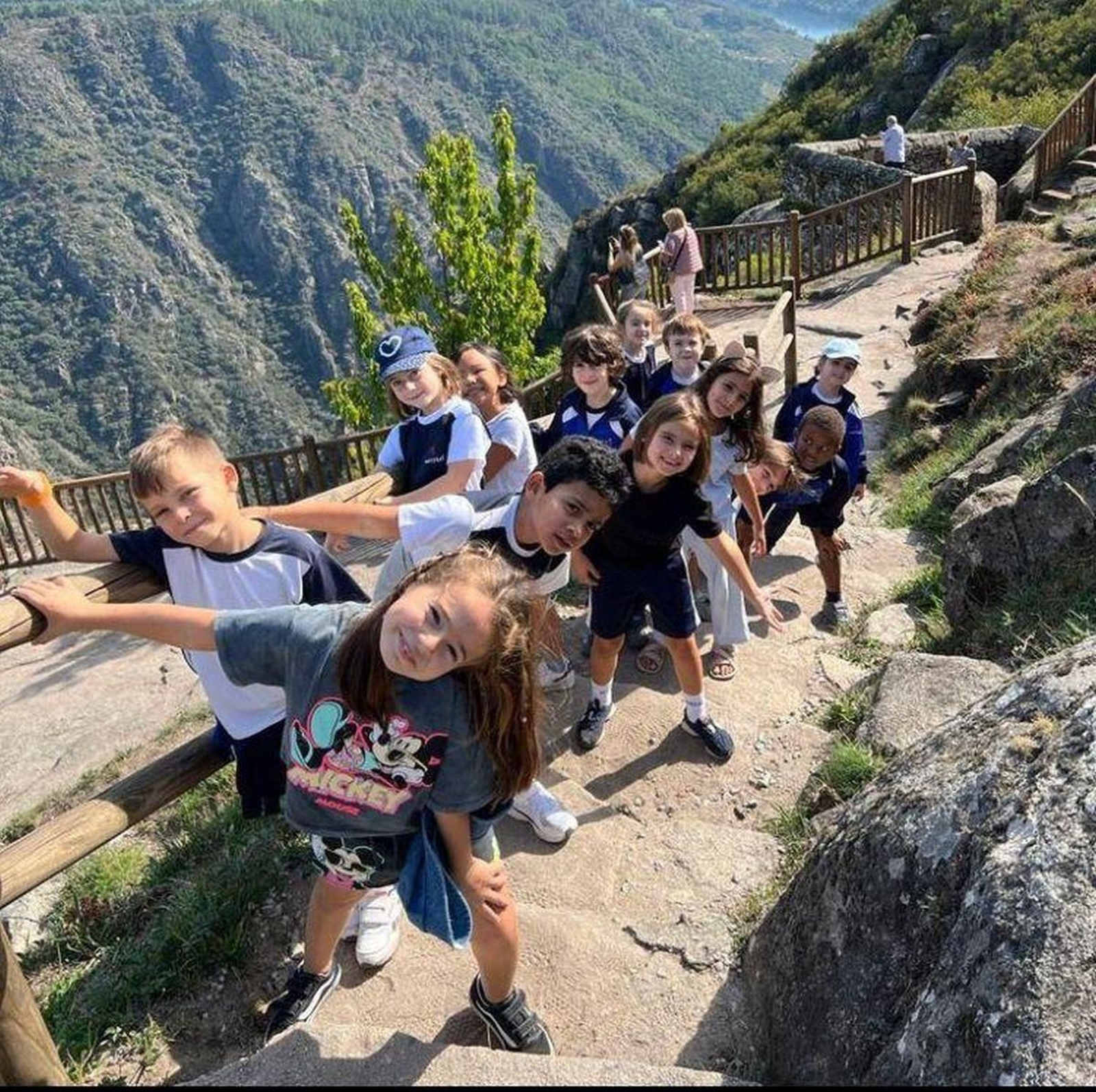 Los pequeños de Maristas disfrutando de Parada de Sil.