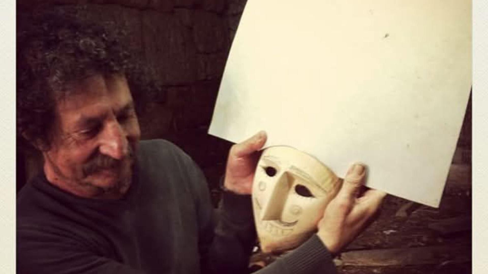 Felipe de Couzada mostrando una máscara de los Felos de Maeda