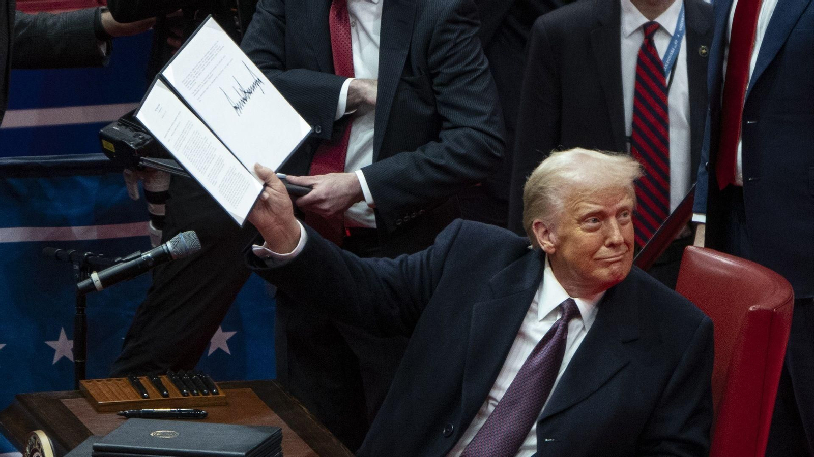 El presidente de EEUU, Donald Trump, muestra la firma de una orden ejecutiva.