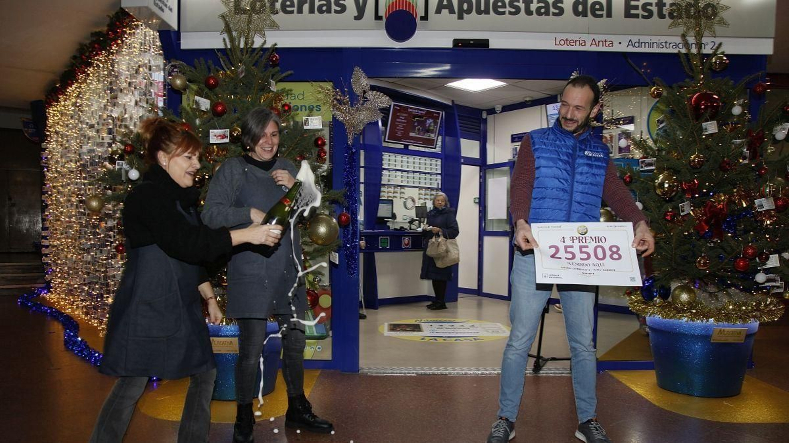 El personal de Lotería Anta celebra haber entregado el cuarto premio.