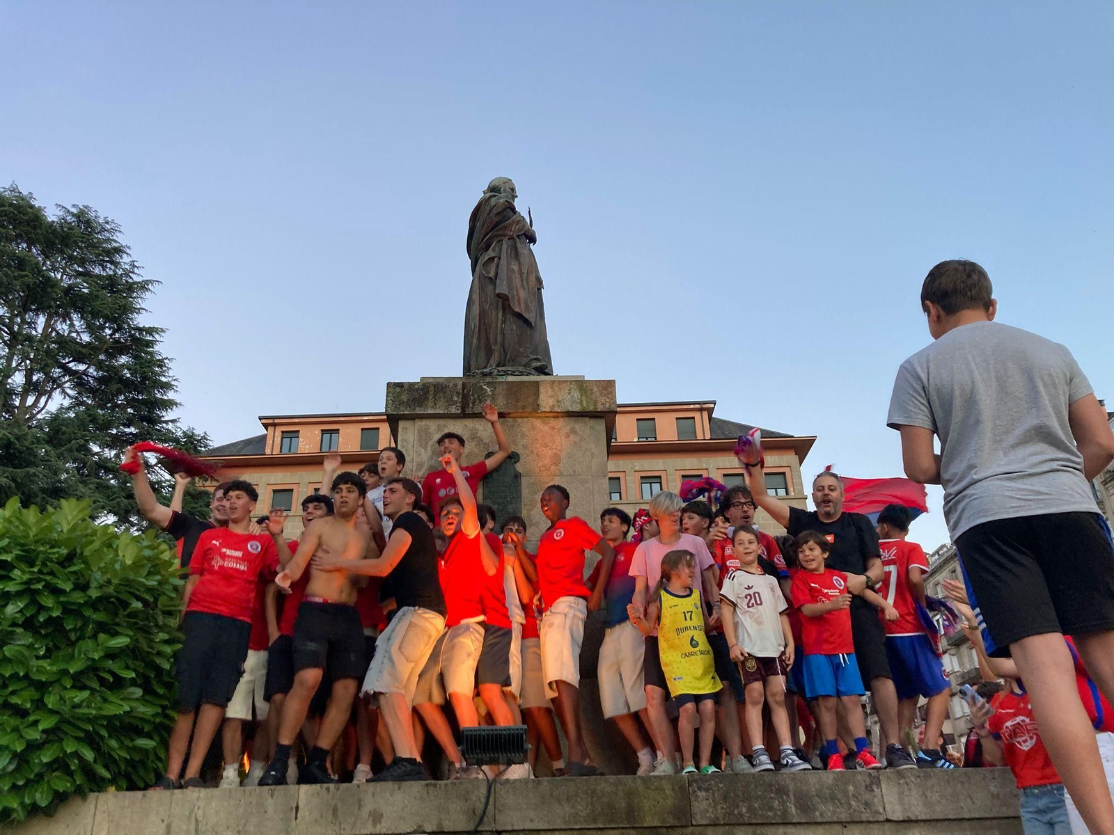 Galería | La afición de la UD Ourense sale a las calle de Ourense para disfrutar del ascenso a Primera Federación, en fotos