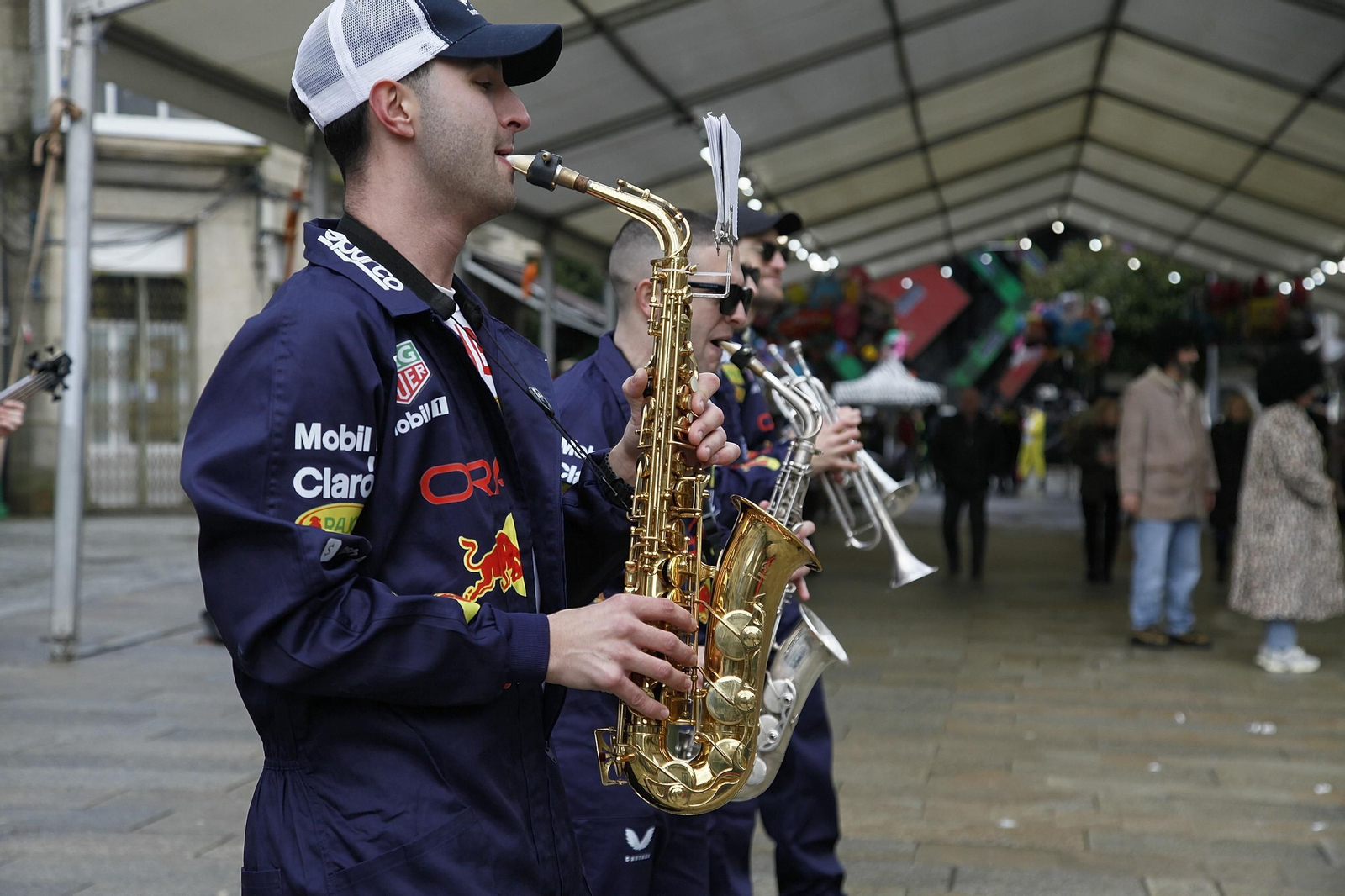 Galería | Música, color y tradición con las llegada de los Cigarróns a Verín durante el Domingo de Corredoiro